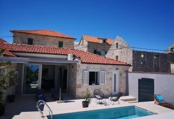 Holiday home in Selca with terrace, air conditioning, WiFi, washing machine 5094-1 has Smoking/Balcony rooms