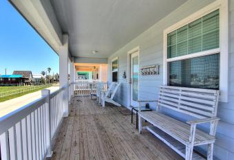 Bikinis and Martinis - House has Balcony rooms