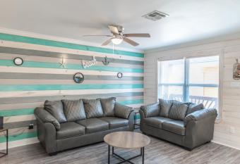 Anchor Court-Cottage 1 has Balcony rooms