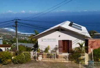 Maison de 3 chambres avec vue sur la mer terrasse amenagee et wifi a Saint Leu has Balcony rooms