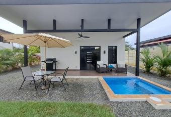 Comfy King bed, private yard and pool! allows 18 year olds to book a room