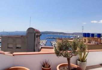 Costa Brava-Palam  s: Nice triplex Near to the beach allows 18 year olds to book a room