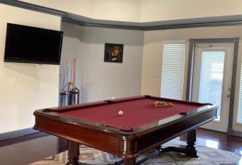 Beautiful Vacation Home. Resort Style Pool has Balcony rooms