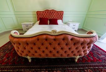 Vila Biser Dunava (Pearl of Danube Villa) has rooms with a private hot tub