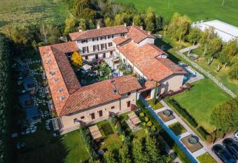 Atena Dolce Vita allows 18 year olds to book a room