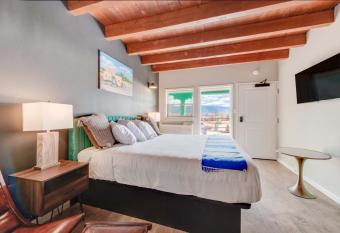 Taos Motor Lodge allows 18 year olds to book a room