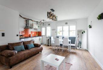 LE MOUEZY allows 18 year olds to book a room