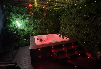 By nuit-parisienne : Superbe appartement avec SPA et terrasse priv  e has Balcony rooms