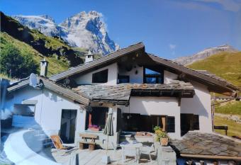 Skichaletcervinia Ski in Ski out 8p op piste nr. 5 uitzicht Matterhorn has Balcony rooms