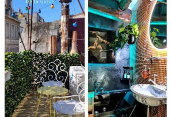 * JUNGLE SPA * CABANE EN VILLE * Terrasse, centre ville has rooms with a private hot tub