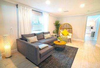 Tranquil & Fully Renoveted Home Near Busch Gardens allows 18 year olds to book a room