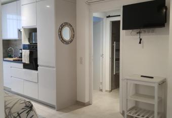 Les Violettes 3 pi  ces centre ville Antibes allows 18 year olds to book a room