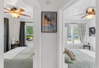 Apartment w Free Parking, 5 Beds in South Tampa allows 18 year olds to book a room