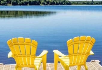 Sunshine Shores Waterfront Cottage has Balcony rooms