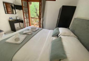 GaliniCafe22-suites allows 18 year olds to book a room