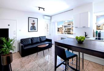 Urban Condo - 1 Bedroom Apt has Balcony rooms