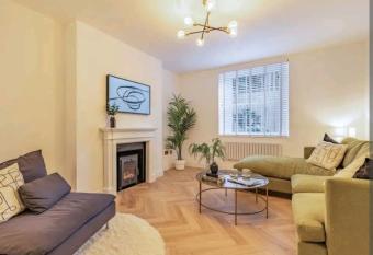 St Marg   s Hideaway; Grade II listed luxury apartment in the heart of Cheltenham - gateway to the Cotswolds! Sleeps 4 - outdoor seating and free private parking! allows 18 year olds to book a room