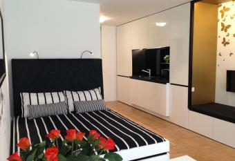 Gorgeous central flat with garage has Balcony rooms