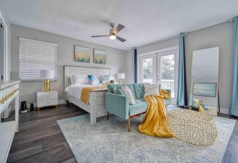 Stylish Lake home has Arcade with PS5,Pool, and Theater Just 5 min from Legoland has Balcony rooms