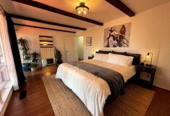 Guest suite retreat in Silicon Valley has Balcony rooms