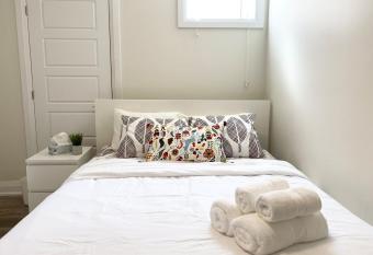 Modern Private Bedroom next to Beach and GoStation allows 18 year olds to book a room