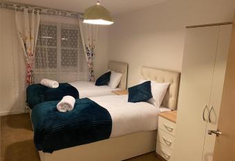 Lovely 2-Bed Serviced apartment with free parking has Balcony rooms