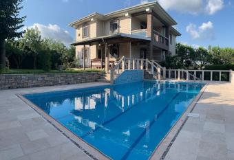 Havuzlu do  a i  erisinde huzurlu villa allows 18 year olds to book a room