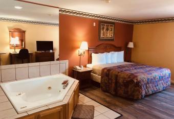 Mountain inn & suites ~ Dunlap TN has rooms with a private hot tub