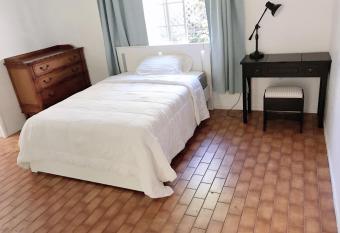 Palo Alto downtown nice house 160/B allows 18 year olds to book a room