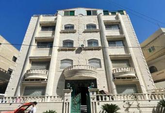 Yaso Roof & Apartments has rooms with a private hot tub