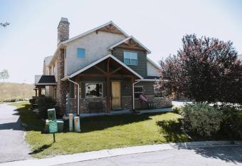 Mountain Getaway! has Balcony rooms