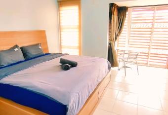 Kulai Baiduri 4BR 11pax Double Storey Guared near JPO, Airport, AEON Kulai has Balcony rooms