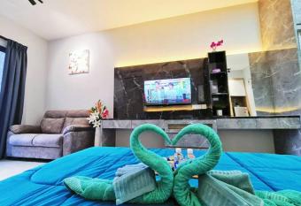 LovelySuite#RelaxChill#Netflix#PrivateBathtub#FreeParking#PoolView#ImperioResidence#LuxuryCondo has rooms with a private hot tub