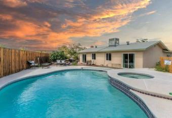 Amazing 3 Bedroom Home, Just Minutes to the Strip! has rooms with a private hot tub