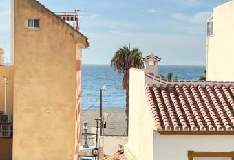 La casa de Lola allows 18 year olds to book a room