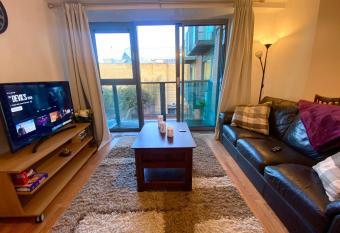 Swanky Central Apartment with Free Wifi (Sleeps 4) has Balcony rooms