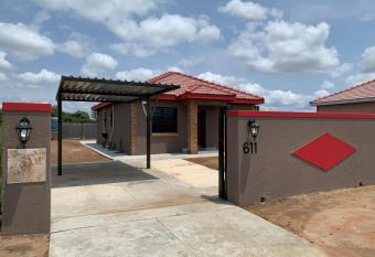 Lion House, 3 bedroom House next to Pilanesberg and Sun City has Balcony rooms