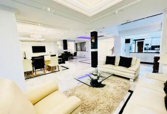 Frontline sea - Center of Puerto Banus -Unique has rooms with a private hot tub