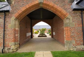 Grey Towers Stables 3 bed set in private grounds has Balcony rooms