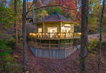 Cozy Yurt Style Cabin 2 mi to downtown Blue Ridge has Balcony rooms