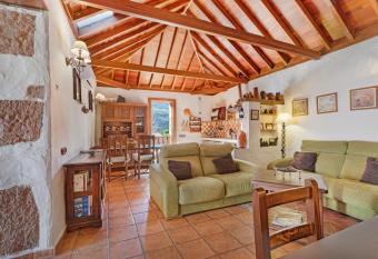 La Escuela has Balcony rooms