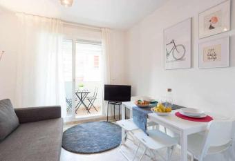 LUNA D  plex junto a Puerto Marina con garaje allows 18 year olds to book a room