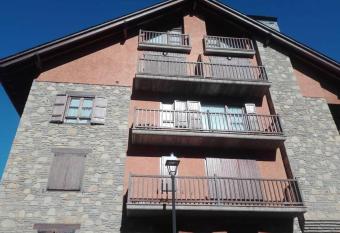 Apartamento Duplex Esterri ideal para familias allows 18 year olds to book a room