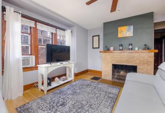 2 Bedroom Home in Quiet Neighborhood has Balcony rooms