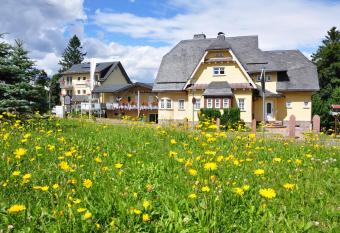 Gastst  tte & Pension Waldschl  sschen has Balcony rooms