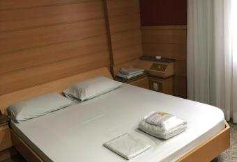 Hotel Serrano has rooms with a private hot tub