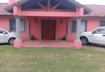 Agradable y espacioso chalet c/piscina y jacuzzi!! has rooms with a private hot tub
