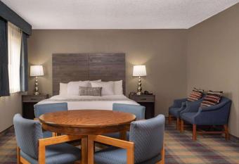 Baymont Inn Baldwin has rooms with a private hot tub