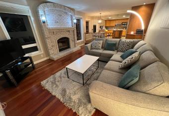 Cozy Single House w/ huge back yard - 4B2.5B has Balcony rooms