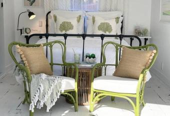 Spa-like Luxury Cottage Minutes to Beach+Downtown has Balcony rooms